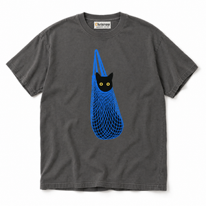 Chrisraw Fukuro Neko pepper T-shirt — black cat in blue net bag print