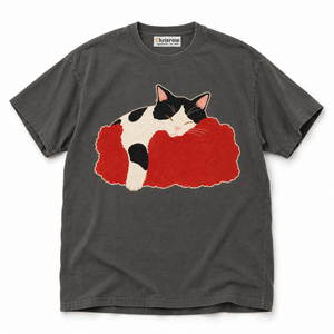 Chrisraw Hirune Neko pepper T-shirt — napping cat on red blanket print